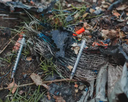 http://www.ultimaenvironmental.com/wp-content/uploads/2022/10/discarded_needles_grass-505x400-1.webp